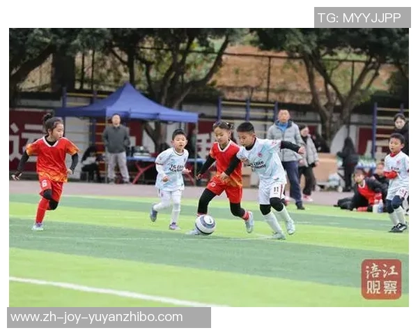 足球与宝贝的完美结合让激情与温柔在绿茵场上交织绽放 足球与宝贝的完美结合让激情与温柔在绿茵场上交织绽放